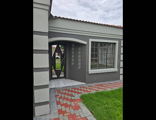 4 BEDROOM HOUSE FOR SALE IN MANDELA VIEW